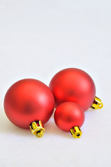 Christbaumkugeln /  christbaumkugeln, rot, drei, auf weißem hintergrund, Nahaufnahme, Freiraum für Text, horizontal, vertikal
