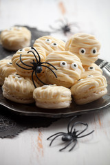 Mummy macaroons for Halloween