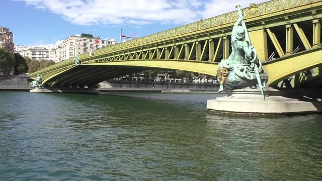 Pont Mirabeau sur La Seine &agrave; Paris