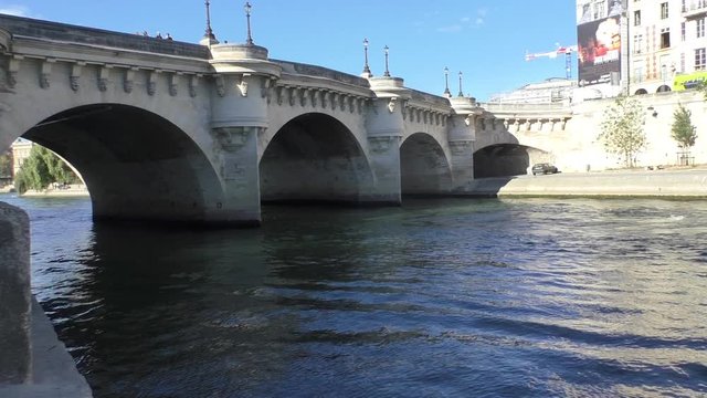 Pont Neuf sur La Seine à Paris