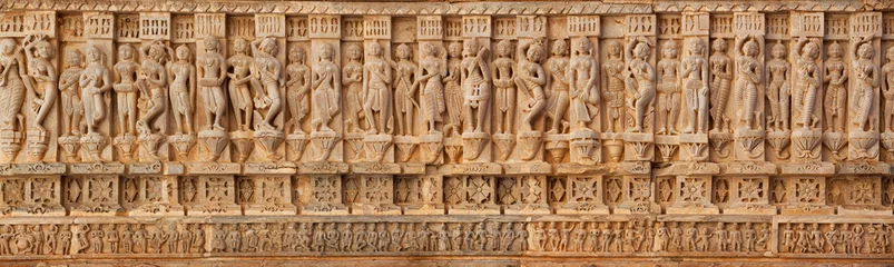 Photo sur Plexiglas Lieu de culte Carving on the walls of an ancient temple (Hindu)