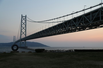 明石海峡大橋と夕日
