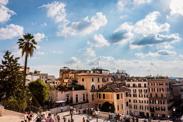 Obraz premium La place d'Espagne du haut de l'escalier de la Trinité-des-Monts de Rome