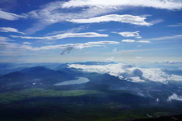 Fototapeta premium Panorama vom Gipfel des Fujiyama in Japan