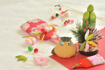 和紙の門松とフクロウ　紅白の紙
