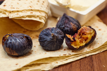 Ripe injir with cheese