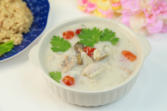 トムカーガイ/鶏肉のココナッツスープ