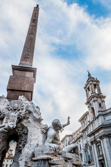 Fototapeta na wymiar L'église Sainte-Agnès et la fontaine des quatre-fleuves sur la place Navone à Rome
