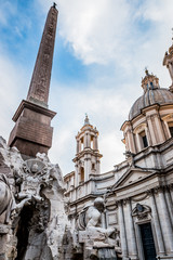 Fototapeta na wymiar L'église Sainte-Agnès et la fontaine des quatre-fleuves sur la place Navone à Rome