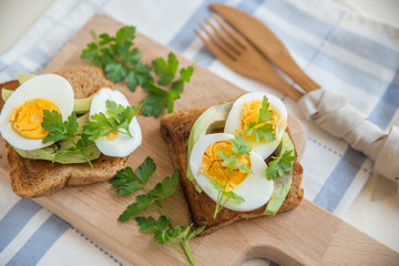 Toast mit Avocado und Ei
