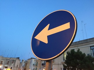 One way traffic road sign