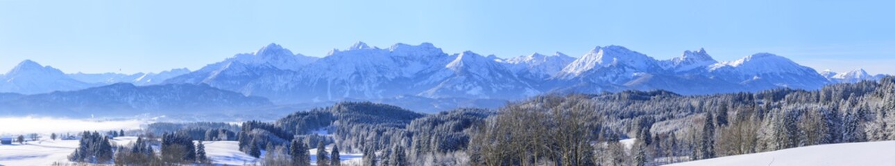 Winterpanorama vom bayrischen Alpenrand bei Ro&szlig;haupten