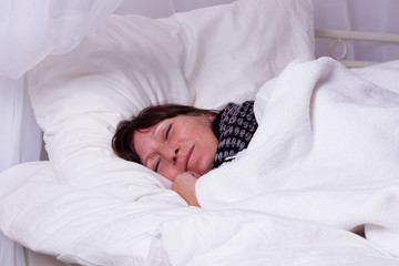 Frau schläft mit Halstuch