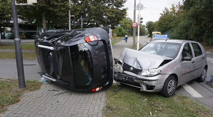 Autounfall in der Stadt - 122929524