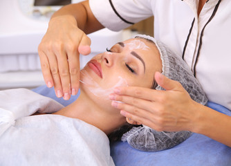 Fototapeta na wymiar Beauty woman having cosmetic massage