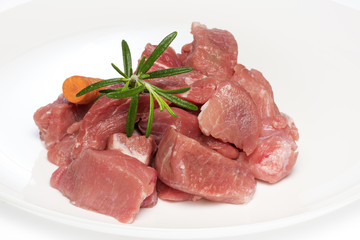 émincé de viande de porc cru sur plat