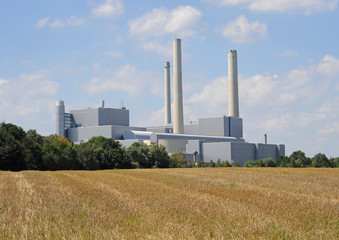 Fototapeta na wymiar Heizkraftwerk in Landschaft