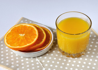 Slices of orange and orange juice in the glass. Ломтики апельсина и сок в стакане.