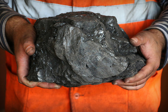 Уголь в руках шахтера