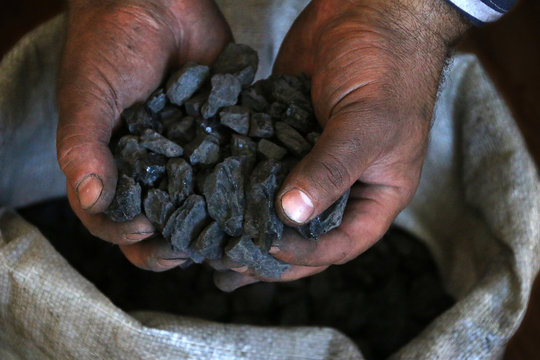 Уголь в руках шахтера