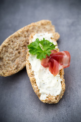 Crispbread with soft cheese with herbs and bacon.