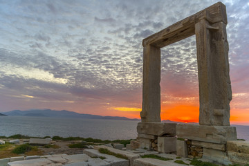Amazing sunset in Naxos, Cyclades, Greece. The incredible gate ( - obrazy, fototapety, plakaty