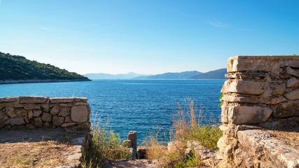 
Blick durch eine Mauer aufs Mittelmeer