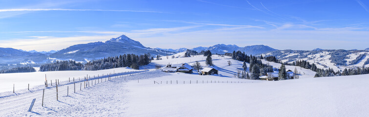 frisch verschneite Landschaft im Allgäu