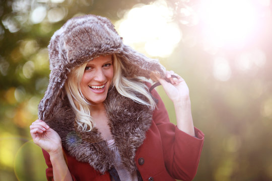Frau mit Winter M&uuml;tze in der Sonne