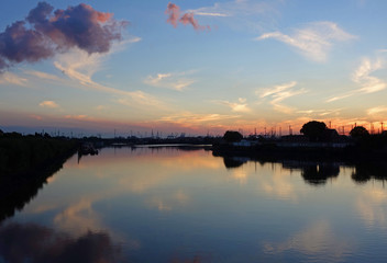 Sonnenuntergang über dem Spreehafen in Hamburg Wilhelmsburg mit Hafenskyline.
aus Richtung Bahnhof Veddel fotografiert