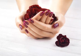 Photo sur Plexiglas ManIcure manucure vineuse avec des fleurs roses. spa