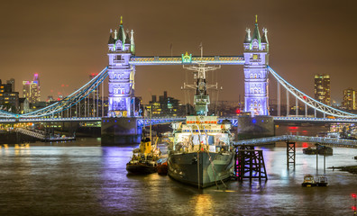 Tower Bridge und Museumsschiff HMS Belfast in London beleuchtet bei Nacht