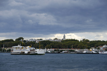 Fototapeta premium Topkapi Palace and Istanbul Ships in A Cloudy Day