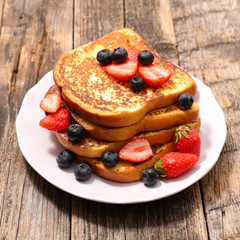 french toast with berry