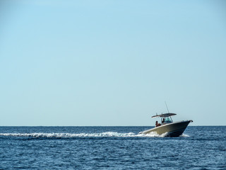 Naklejka premium Motorboot auf dem Meer
