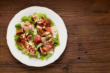 Fresh salad with figs and prosciutto.