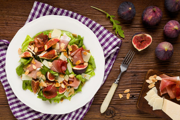 Fresh salad with figs and prosciutto.