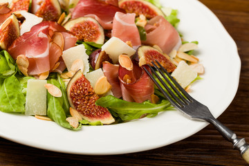 Fresh salad with figs and prosciutto.