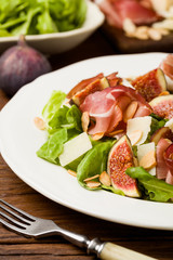 Fresh salad with figs and prosciutto.