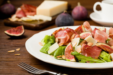 Fresh salad with figs and prosciutto.