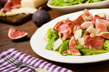Fresh salad with figs and prosciutto.