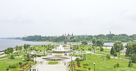 Obraz premium Jardines junto al río en Yaroslavl, Rusia