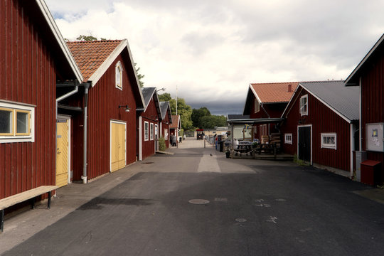 Holzhäuser am Hafen von Hjo in Schweden
