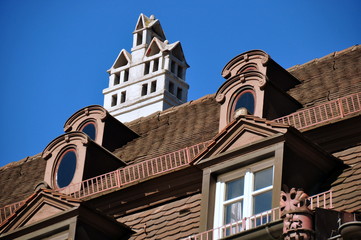Freiburg im Breisgau - Dachgiebel mit Dachfenstern und Schornstein in der historischen Altstadt