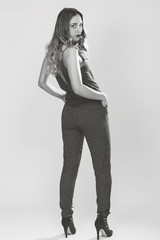 Fototapeta premium Studioaufnahme eines Models von hinten, mit Blick in die Kamera in schwarz/weiß