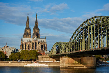 Der Dom zu Köln im warmen Morgenlicht