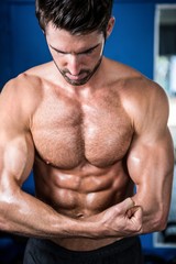 Obraz premium Male athlete flexing muscles 