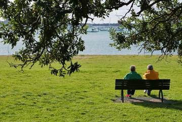 公園でくつろぐご老人