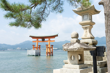 灯籠と厳島神社大鳥居 2
