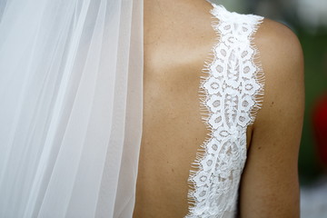 dettaglio di spalla abito da sposa